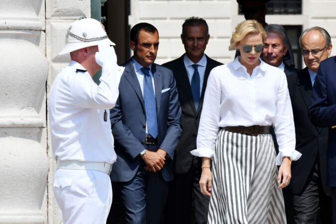 Charlène de Monaco, très élégante dans une chemise blanche et une jupe fluide à rayures