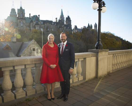 La princesse Mette Marit de Norvège, en visite au Canada, dans une belle robe rouge écarlate 