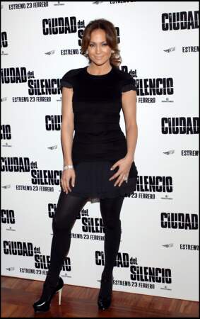 Jennifer Lopez en total look noir pour Bordertown à Madrid