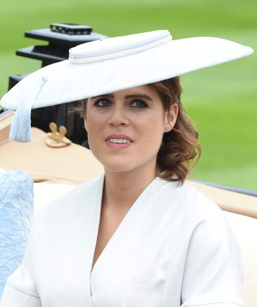 En total look blanc, Eugenie d'York est rayonnante avec son chapeau design à pampille pour le Royal Ascot 2018.
