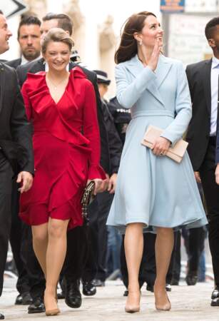Elle a même réussi à éclipser la princesse Stéphanie du Luxembourg pourtant vêtue d'une robe rouge. 