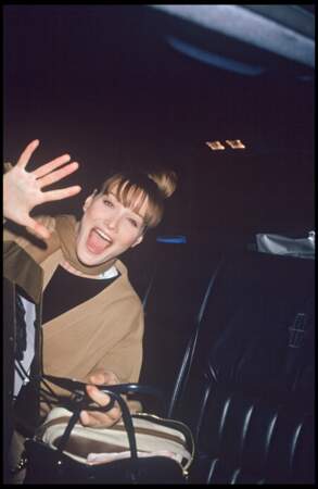 Carla Bruni et son chignon haut avec une frange effilée, à New York en 1994