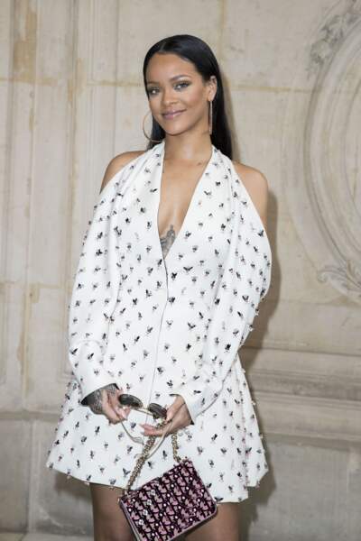 Maquillage nude et cheveux longs lissés, Rihanna joue la carte de la sobriété lors de la Fashion Week en 2016