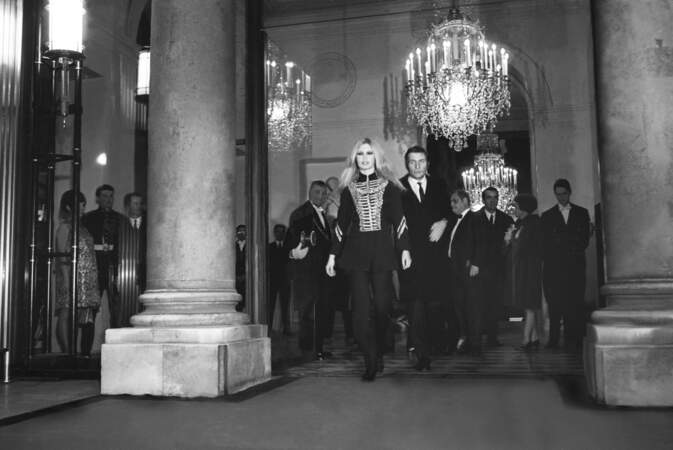 En 1967, Brigitte Bardot rencontre de Gaulle. Chic, un militaire !