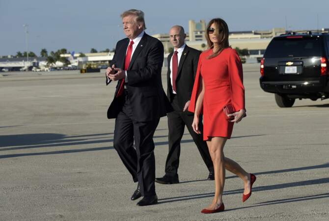 Melania Trump en robe cape Givenchy, avec son mari Donald Trump à l'aéroport de Palm Beach, le 3 février 2017