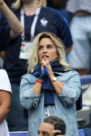 Erika Choperena lors du match France-Uruguay, le maillot de Griezmann autour de son cou 