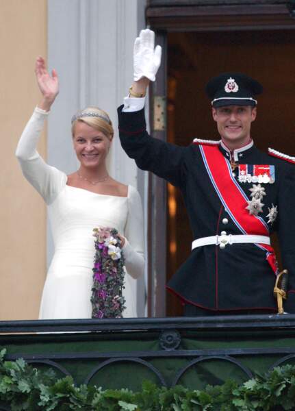 Mariage de Haakon et Mette-Marit (dans une robe signée Ove Harder Finseth) à Oslo le 25 août 2001