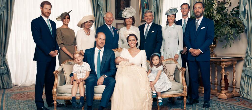 Photo officielle de la famille royale d'Angleterre lors du baptême du prince Louis