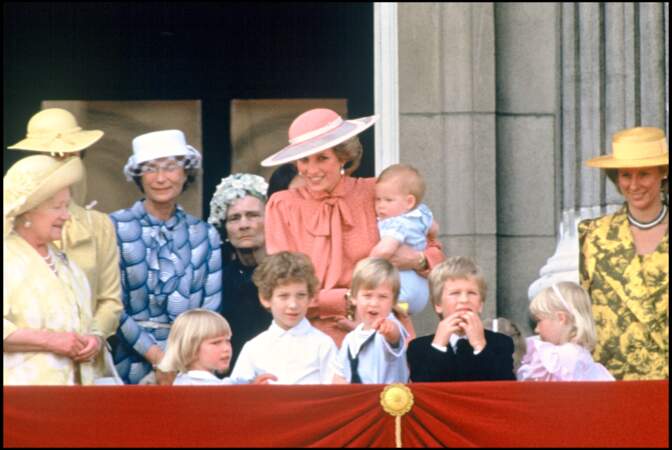 1985 - LA FAMILLE ROYALE AVEC LA REINE MERE ET LA PRINCESSE LADY DIANA D" ANGLETERRE AVEC LE PRINCE HARRY 