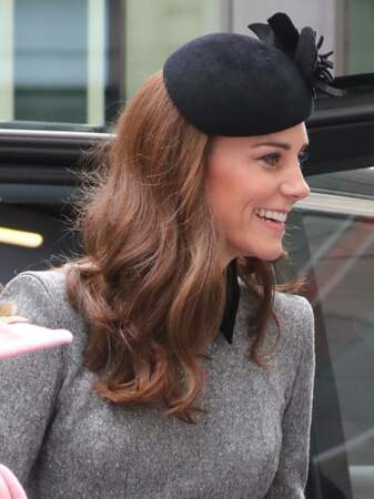 Kate Middleton radieuse avec les cheveux lâchés et joliment brushés sous son bibi