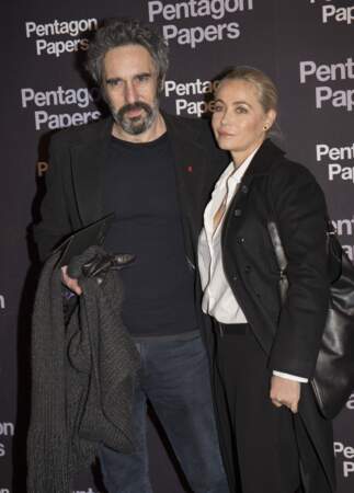 Emmanuelle Béart et son compagnon Frédéric Chaudier à l'avant première du film Pentagon Papers, de Steven Spielberg