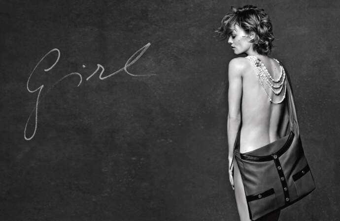 Vanessa Paradis pose avec le sac "Girl" pour la campagne de publicité Chanel en 2015