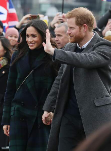 Le prince Harry et Meghan Markle main dans la main, saluent les habitants d'Edimbourg février 2018.