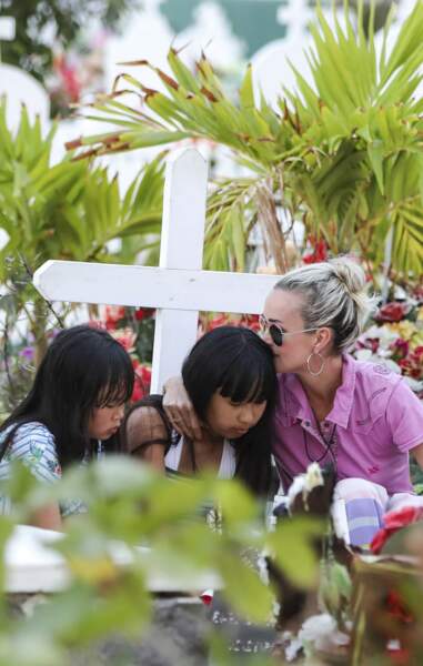 Laeticia Hallyday et ses filles Jade et Joy se recueillent devant la tombe de Johnny à St-Barth le 17 avril 2018