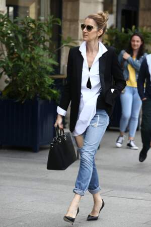 Chignon flou, solaire et jean déchiré, Céline Dion fait du shopping à Paris en août 2017