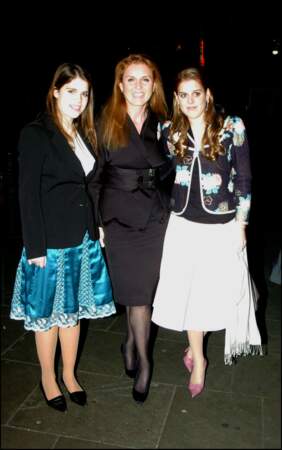Sarah Ferguson et ses filles Beatrice et Eugenie lors d'une soirée au théâtre, en 2004