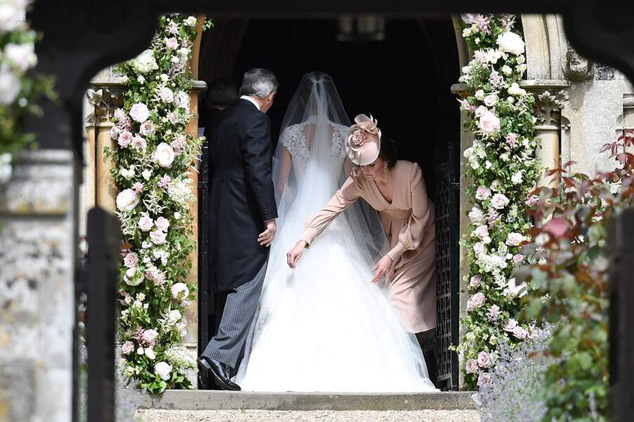 Kate Middleton arrange la robe de sa sœur