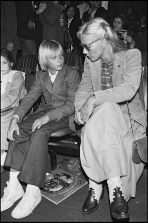 Sylvie Vartan assiste à un spectacle de cirque avec son fils David le 21 septembre 1979