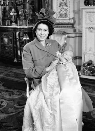 Le prince Charles dans les bras de la reine Elizabeth, le 15 décembre 1948