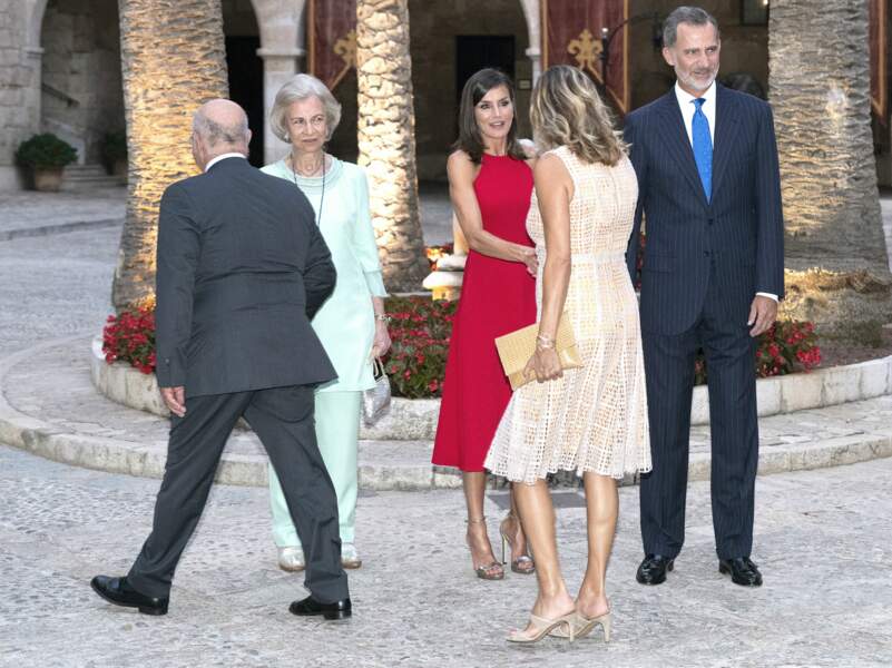 Letizia d'Espagne arborait un look chic et élégant en robe midi