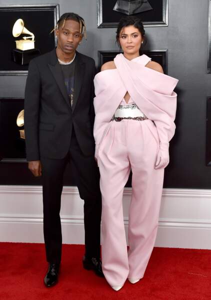 Kylie Jenner en costume rose avec son compagnon Travis Scott