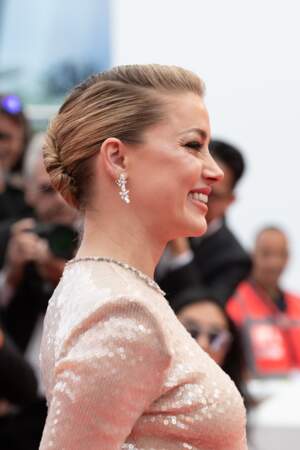 Amber Heard et son chignon lors de la montée des marches à Cannes le 15 mai 2019