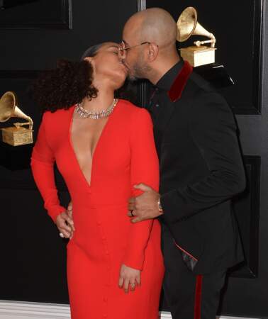 Un tendre baiser échangé par Alicia Keys et son mari Swizz Beatz lors des Grammy Awards, le 10 février 2019