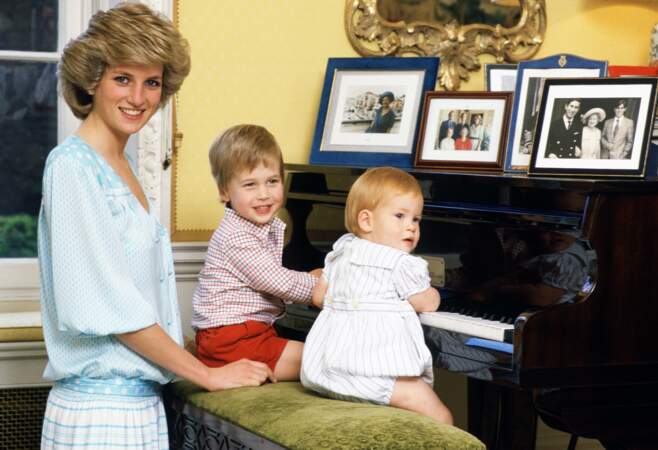 Diana, avec William et Harry au piano dans leur résidence du palais de Kensington, en 1985
