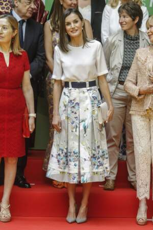 Letizia d'Espagne en jupe longue et ceinture large