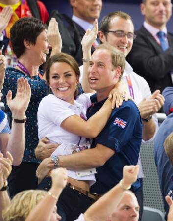 Kate Middleton dans les bras du prince William, aux Jeux olympiques de Londres, en 2012.