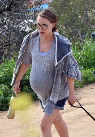 Natalie Portman, très enceinte, en promenade avec sa mère Shelley dans le parc de Los Feliz, le 15 février 2017.