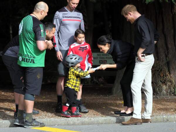 Harry et Meghan rencontrent des enfants sur le site Redwoods Treewalk à Rotorua, le 31 octobre 2018