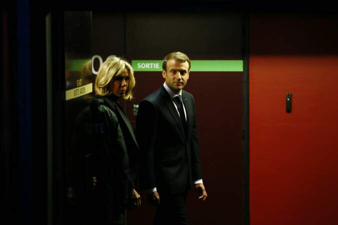 Brigitte Macron porte une veste noire comme son mari Emmanuel Macron