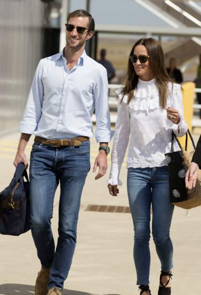 Pippa Middleton et James Matthews tout deux en blue jeans et chemises claires