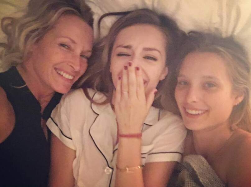 Emma Smet, sa sœur Ilona et sa maman Estelle partagent la même blondeur, et le même sourire