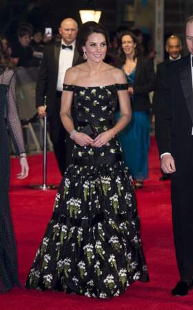En 2017, cette robe McQueen dévoilait les épaules de Kate Middleton