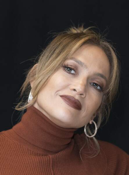 Les lèvres marrons comme Jennifer Lopez pour un look hivernal audacieux