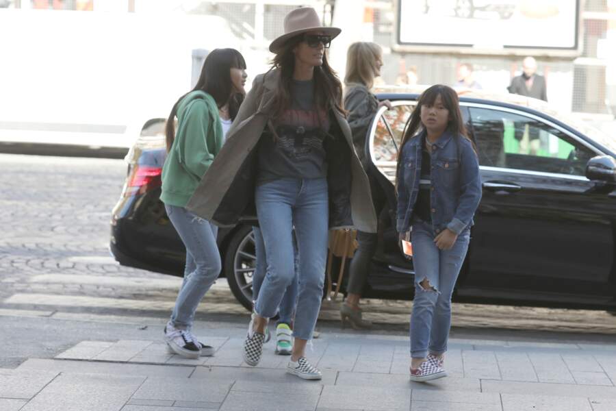 Laeticia Hallyday arrive avec ses filles et des amies à La Joia, restaurant d'Hélène Darroze, à Paris, le 8 octobre