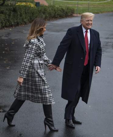 Melania Trump en bottes Louboutin, au côté de son mari Donald, à Washington, le 9 novembre 2018.