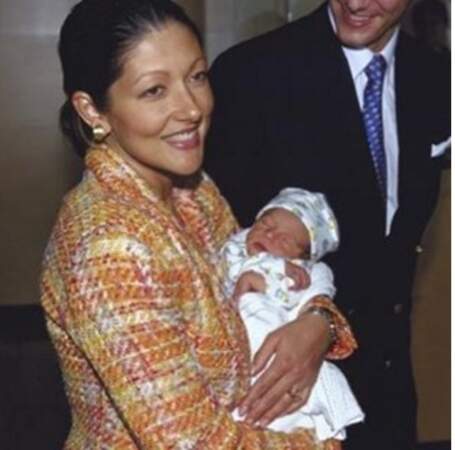 Dans les bras de sa maman, la comtesse Alexandra, en août 1999. 