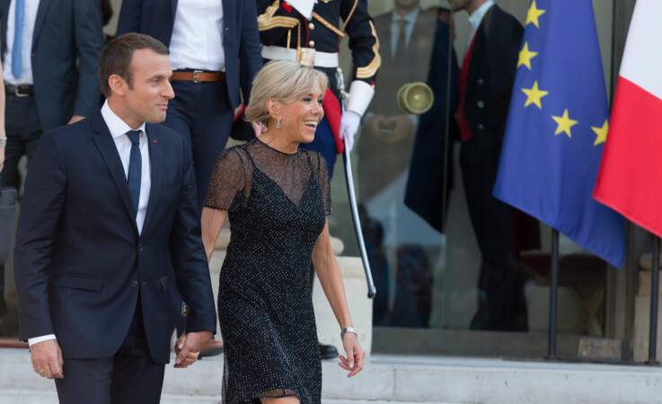 Emmanuel et Brigitte Macron accueillent le président colombien et sa femme à l'Elysée