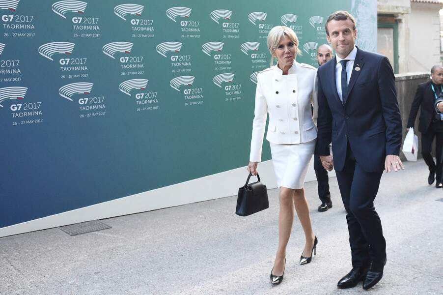 26 mai 2017 : En Sicile, Brigitte Macron ose la veste de tailleur blanche qui rappelle la chemise d'Emmanuel Macron