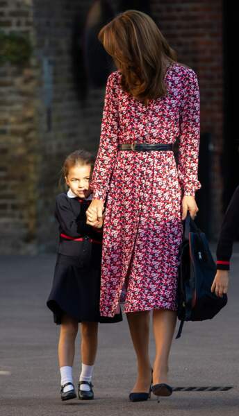 Cheveux parfaitement lissés, robe fleurie chic Michael Kors, Kate Middleton assure