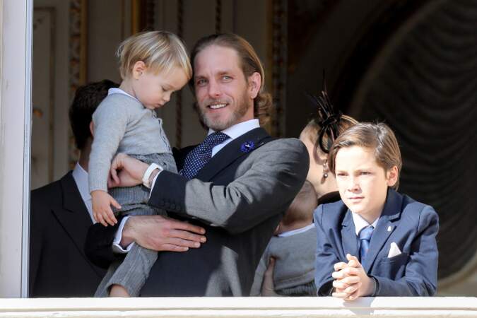 Andrea Casiraghi, un papa stylé avec son fils Sacha et son neveu Stefano dans ses bras