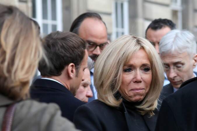 Brigitte Macron semble avoir du mal à cacher son émotion en constatant les dégâts provoqué par l'incendie 