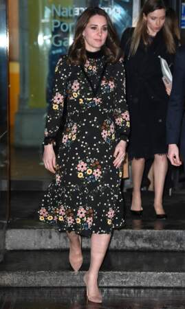 Kate Middleton en robe noire fleurie