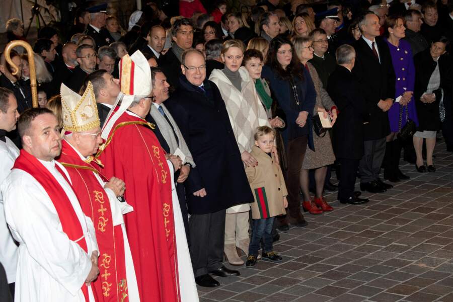 Le prince Jacques assiste à la cérémonie de Sainte-Dévote entouré de ses parents.