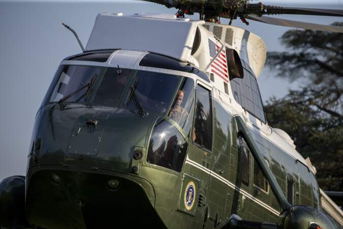 L'hélicoptère du couple présidentiel revient du New Jersey pour se poser sur la pelouse de la Maison Blanche
