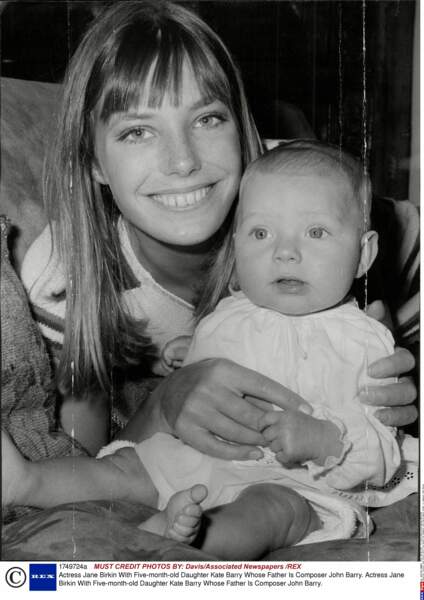 Jane Birkin avec sa fille Kate Barry (dont le père est le compositeur John Barry) âgée de 5 mois, en 1967