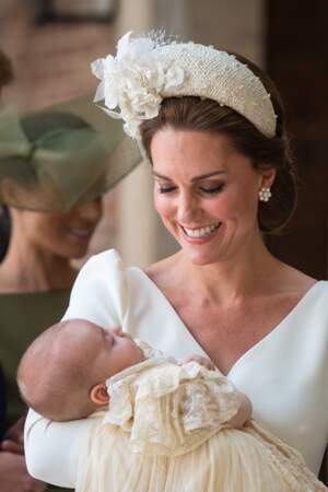 Kate Middleton, radieuse, tient son fils Louis dans ses bras après son baptême, le 9 juillet 2018